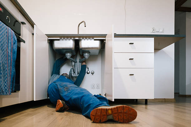 Professional Leak Detection technician working in Lake Forest, IL